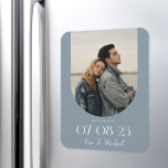 Ímã Foto do Arco Moderno Boho Dusty Blue Salve a data<br><div class="desc">Casamento moderno salve o ímã de data com design chic elegante e estilo minimalista com sua foto em um quadro de arco.</div>