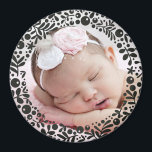 Imã Foto do bebê em quadro de Berry preto<br><div class="desc">Um círculo de bagas florais bonito e gráficas e folhas deliciosamente enquadram sua foto favorita de bebê para criar uma marca perfeita ou dar como presente aos pais e avós.</div>