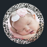 Imã Foto do bebê em quadro de Berry preto<br><div class="desc">Um círculo de bagas florais bonito e gráficas e folhas deliciosamente enquadram sua foto favorita de bebê para criar uma marca perfeita ou dar como presente aos pais e avós.</div>