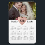 Ímã Foto do calendário para o casamento de recém-casad<br><div class="desc">Imagem do Calendário Fotográfico com seus nomes e um coração de ouro. Excelente para o Natal de Newlyweds e para o favor de casamento.</div>