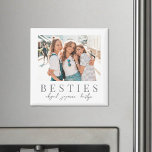 Imã Foto do melhor amigo do Elegant Besties<br><div class="desc">Este simples e elegante ímã de fotos quadradas inspirado em vassoura é uma bela maneira de celebrar a amizade durante as férias. A frente apresenta espaço para uma foto favorita, com "Besties" mostradas abaixo em uma fonte de serifa clássica, e texto de script suave para adicionar seus nomes ou uma...</div>