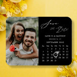 Ímã Foto do Script Elegante Preto Moderno Salva a Data<br><div class="desc">Script Elegante preto moderno "Salve a Data" Magnet com Calendário Personalizado com uma bela Foto. Diga a sua família, amigos e colegas que você marcou uma data para sua celebração de casamento com este magnata elegante. Para mover o marcador Ring > clicar em azul ‘Personalizar’ > rolar para baixo >...</div>