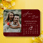 Ímã Foto do Script Elegante Vermelho Moderno Salva a D<br><div class="desc">Vermelho Maroon Moderno | Imagem Legante Burgundy "Salvar a Data" com um Calendário Personalizado com uma bela Foto. Diga a sua família, amigos e colegas que você marcou uma data para sua celebração de casamento com este magnata elegante. Para mover o marcador Ring > clicar em azul ‘Personalizar’ > rolar...</div>