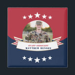 Imã Foto do Serviço Militar Red White Magnet<br><div class="desc">Honre seu oficial com este ímã quadrado azul e branco patriótico de 2" x 2" com fotografia em círculo centrada no solteiro, uma faixa de estrelas e listras com uma borda falsa e espaços reservados para o nome e a posição de seu serviço especial. presentes de excelente para pais e...</div>