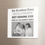 Imã Foto do título do jornal personalizado da melhor v<br><div class="desc">Transforme a geladeira em notícias de primeira página com este divertido e sincero imã do estilo jornal da Melhor Avó! Personalizado com seu nome e uma foto apreciada, este presente personalizado é um doce lembrete de que a vovó é sempre digna de manchete. Seja para o Dia das Mães, Dia...</div>