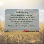 Ímã Foto dos Campos de Trigo de Bênção Irlandesa Ouro<br><div class="desc">Este ímã decorativo,  flexível e de 3 x 4 polegadas para casa ou escritório apresenta uma bênção tradicional irlandesa impressa em verde,  estilizada,  juntamente com uma foto dos campos de trigo ouro e um celeiro vermelho. Faz um excelente,  um pequeno presente para a família e os amigos!</div>