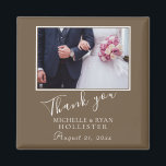 Imã Foto Elegante Obrigado Casamento<br><div class="desc">Um imã de casamento favorito com fotos de casamento, nomes e data de casamento personalizáveis. Um obrigado elegante e na moda, seu ímã, excelente como presente para seus hóspedes.</div>
