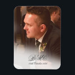 Ímã Foto Elegante Simples de Aniversário do Homem 80<br><div class="desc">Um design simples com um modelo para sua foto. Um design de aniversário masculino. Um elegante design de aniversário simples com as suas informações foi facilmente alterado para personalizar o seu aniversário. Um momento de aniversário divertido. Papel de carta de aniversário pessoal dos Designs Finos de Chessie.</div>