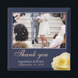 Imã Foto Floral de Rosa Amarela Elegante Obrigado Casa<br><div class="desc">Um imã de casamento favorito com uma foto de casamento, noiva, noiva e noivo e data de casamento. Personalize com sua foto de casamento e outros detalhes. O texto está em um script e o fundo é azul marinho escuro. Um imã floral com uma bela rosa amarela. Um obrigado elegante...</div>