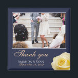 Imã Foto Floral de Rosa Amarela Elegante Obrigado Casa<br><div class="desc">Um imã de casamento favorito com uma foto de casamento, noiva, noiva e noivo e data de casamento. Personalize com sua foto de casamento e outros detalhes. O texto está em um script e o fundo é azul marinho escuro. Um imã floral com uma bela rosa amarela. Um obrigado elegante...</div>