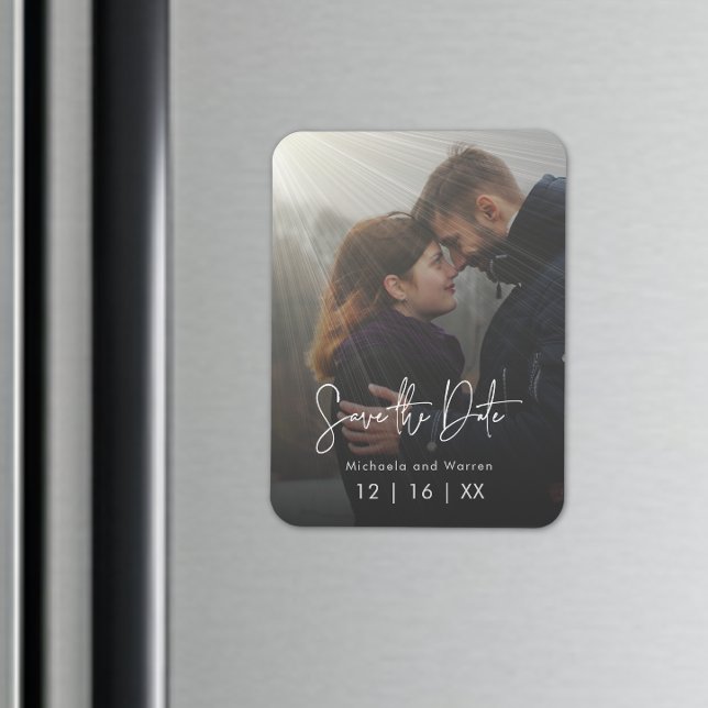 Ímã Foto mínima de raios solares Salve o cartão postal (Minimal Sunrays Photo Save the Date Postcard Magnet)
