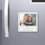 Imã Foto Mínima Moderna Preto Branco Salvar A Data<br><div class="desc">A Imã salve a data Mínima Moderna de Foto Preta apresenta um simples moderno anúncio de casamento de data com sua foto favorita no topo e texto "Salvar a data" em tipografia moderna e ousada. Abaixo, adicione seus nomes, local do casamento, data do casamento e informações adicionais como "convite formal...</div>