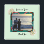 Imã Foto: Noiva e Magneta de Casamento do Groom<br><div class="desc">Um quadro verde moderno de fronteira acentuado por lindas flores de jardim. Um design de casamento elegante moderno. Personalize com os nomes da noiva e do noivo e a foto para personalizar.</div>