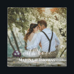 Imã Foto personalizada de casamento com caligrafia mod<br><div class="desc">O design tem um quadro retangular branco no lado inferior e textos de caligrafia modernos que podem ser personalizados de acordo com sua preferência. Substitua a foto no centro por sua própria foto de casamento. Vai fazer um adorável costume de presentes de casamento para seus hóspedes ou para seu próprio...</div>