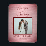 Ímã Foto personalizada de casamento de rosa Dourado Gu<br><div class="desc">Ofereça aos seus amigos e entes queridos esta Imã salve a data especial de Foto de Casamento Personalizado Dourado com efeito legal de burgundy com metal escovado e um local para adicionar uma fotografia do casal de casamento! Criado sem filtro rosado para o caso de não desejar! Personalize-o com sua...</div>