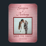 Ímã Foto personalizada de casamento de rosa Dourado Gu<br><div class="desc">Ofereça aos seus amigos e entes queridos esta Imã salve a data especial de Foto de Casamento Personalizado Dourado com efeito legal de burgundy com metal escovado e um local para adicionar uma fotografia do casal de casamento! Criado sem filtro rosado para o caso de não desejar! Personalize-o com sua...</div>