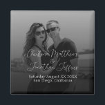 Imã Foto personalizada de casamento preto e branco<br><div class="desc">Este moderno ímã de manutenção de noivados ou casamento apresenta uma fotografia em preto e branco do casal sobre o fundo,  que você pode substituir por sua própria foto personalizada. Um gradiente preto se estende da parte inferior.</div>