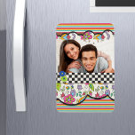 Ímã Foto Personalizada Floral Moderna Colorida Monogra<br><div class="desc">Este moderno e brilhante design floral apresenta sua foto e monograma favoritos cercados por padrões florais,  de stripe e de pranchas de xadrez #fashion #magnets #cozinha #foto #adyourown #diy #doitself #office #work #photoógrafo #decor #onlineshopping #love #style #sale #compra #small business</div>