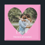 Imã Foto personalizada Foto cor-de-rosa Foto da caligr<br><div class="desc">O design tem um quadro de coração cor-de-rosa nos textos de caligrafia moderna central e branca que podem ser personalizados de acordo com sua preferência. Substitua a foto no centro por sua própria foto de casamento. Vai fazer um adorável costume de presentes de casamento para seus hóspedes ou para seu...</div>