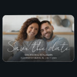 Ímã Foto personalizada Salvar o Noivado de casamento d<br><div class="desc">Salve a data foto casamento 4" x 6" do cartão magnético com a sua foto de noivado horizontal favorita, sobreposta com "Salvar a data" em lindíssima caligrafia de script e seu primeiro ou primeiro e sobrenomes, o destino do seu casamento e a data na simples tipografia moderna. Personalize seu cartão...</div>