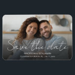 Ímã Foto personalizada Salvar o Noivado de casamento d<br><div class="desc">Salve a data foto casamento 4" x 6" do cartão magnético com a sua foto de noivado horizontal favorita, sobreposta com "Salvar a data" em lindíssima caligrafia de script e seu primeiro ou primeiro e sobrenomes, o destino do seu casamento e a data na simples tipografia moderna. Personalize seu cartão...</div>