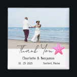 Imã Foto Personalizada: Starfish: Favor de Casamento d<br><div class="desc">Foto personalizada Starfish Praia Wedding Favor magnet apresenta estrelas, texto e modelo de foto de casal de casamento. Um presente perfeito para os teus convidados. Vai combinar com o tema do casamento como praia, tropical, costeira, Havaí ou casamento de destinos. Clique no botão personalizar para personalizá-lo com seu texto ou...</div>