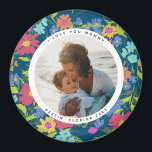 Imã Foto redonda Frame de Flor Selvagem Bonito com Tex<br><div class="desc">Celebre um momento familiar favorito com este ímã de fotografia redonda e um quadro de padrão de flores branco,  azul-marinho,  pairantemente selvagem com texto editável para memorializar um evento ou pessoa especial.</div>