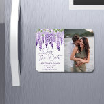 Ímã Foto: Salvar A Data Casamento De Wisteria Watercol<br><div class="desc">Foto Salvar a data Watercolor Wisteria Casamento Salva a data Os magnetos apresentam elegantes flores de wisteria de aquarela em lilás macio, lavanda e roxo com verde em fundo branco com as informações Salvar a data abaixo, incluindo um código QR personalizado. Personalize editando o texto nas caixas de texto fornecidas...</div>