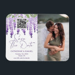 Ímã Foto: Salvar A Data Casamento De Wisteria Watercol<br><div class="desc">Foto Salvar a data Watercolor Wisteria Casamento Salva a data Os magnetos apresentam elegantes flores de wisteria de aquarela em lilás macio, lavanda e roxo com verde em fundo branco com as informações Salvar a data abaixo, incluindo um código QR personalizado. Personalize editando o texto nas caixas de texto fornecidas...</div>