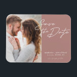Ímã Foto Simples De Script Moderno Salva O Casamento D<br><div class="desc">Design elegante e moderno apresenta um script de tipografia Salvar a data e sua foto favorita em um fundo de blush. Ideal para anunciar seu próximo casamento de uma forma moderna e minimalista. Personalize facilmente detalhes importantes e sua melhor foto de escolha.</div>