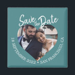 Imã Foto Turquesa Moderno Script Salve a Data<br><div class="desc">Ímã de salvar a data com foto azul-petróleo moderno com uma janela de foto em forma de coração, fundo azul-petróleo profundo e texto em escrita manual em branco. Este design destaca sua foto de noivado, apresentando claramente a data e o local do casamento em uma paleta de cores ousada, porém...</div>