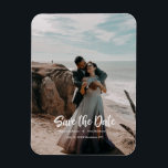 Ímã Fotografia de Mão Salvar a Data<br><div class="desc">Cheio fotográfico com letra de design, sinta que Salve o cartão Data perfeito para enviar seus amigos e família.</div>