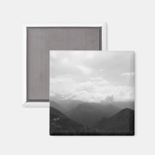 Imã Fotografia em Preto e Branco de Nuvens nas Colinas
