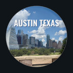 Imã Fotografia Skyline na Cidade de Austin do Texas<br><div class="desc">Este moderno ímã de Austin Texas apresenta belos céus azuis e nuvens sobre o horizonte da cidade. Todos os novos prédios contra as bonito árvores verdes que epitomizam a beleza do centro urbano e a natureza do lugar. Oferta de manutenção de viagem para um visitante ou uma Austinita local que...</div>