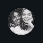 Imã Fotografias Personalizadas Amigos 4 Eva<br><div class="desc">Um botão personalizado com sua própria foto com a legenda,  "amigos 4 eva" ou você pode personalizá-la com qualquer nome ou frase para torná-la exclusivamente sua.</div>