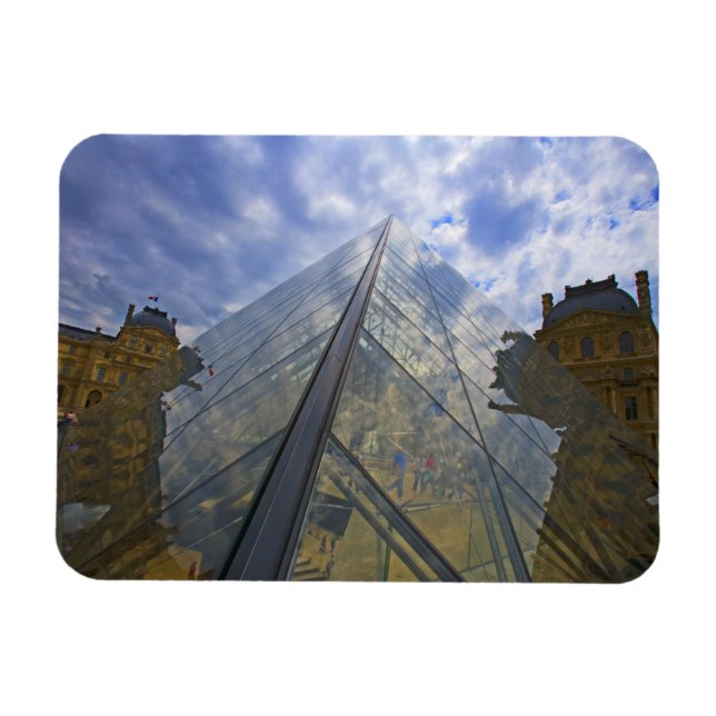 Ímã França, Paris. Nuvens se refletem no Louvre (Horizontal)
