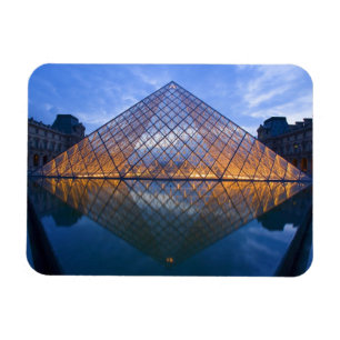 Ímã França, Paris. O Louvre ao crepúsculo. Crédito