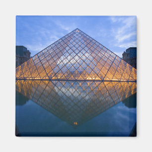 Imã França, Paris. O Louvre ao crepúsculo. Crédito