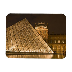 Ímã França, Paris. O Louvre ao crepúsculo. Crédito 2