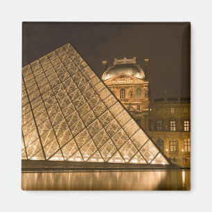 Imã França, Paris. O Louvre no crepúsculo. Crédito 2