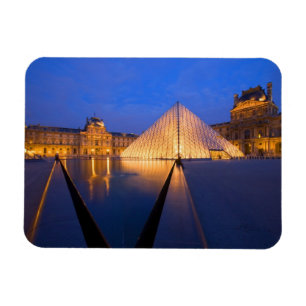 Ímã França, Paris. O museu do Louvre ao crepúsculo.