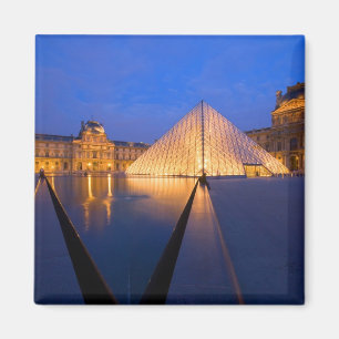 Imã França, Paris. O museu do Louvre ao crepúsculo.