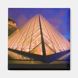 Imã França, Paris. O museu do Louvre ao crepúsculo. 2