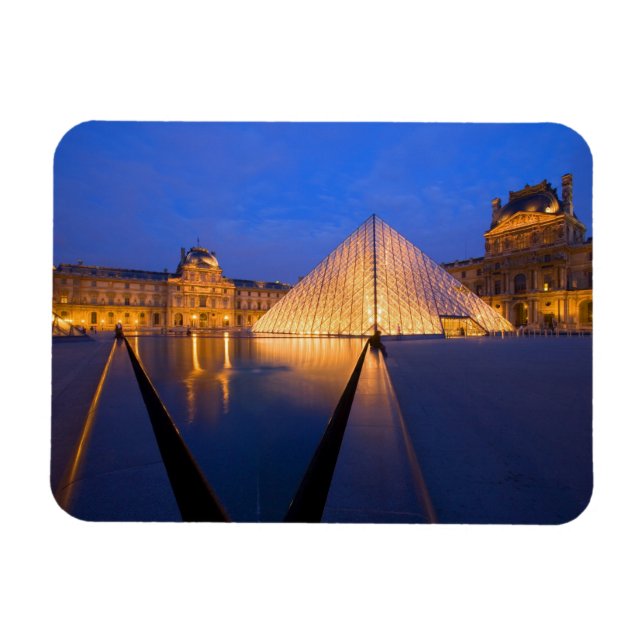 Ímã França, Paris. O museu do Louvre no crepúsculo. (Horizontal)