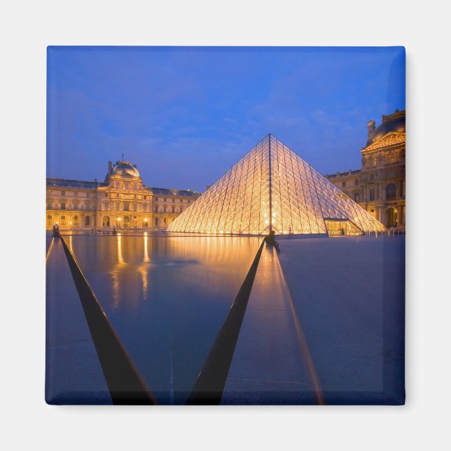 Imã França, Paris. O museu do Louvre no crepúsculo. (Frente)