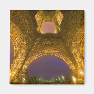 Imã França, Paris. Torre Eiffel iluminada às 2