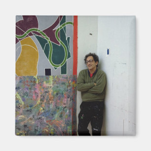 Imã Frank Stella ao lado de um de seu trabalha