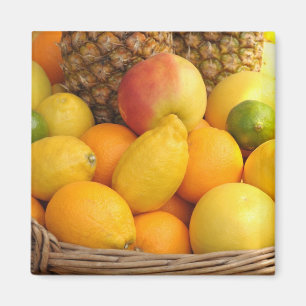 Imã Frutas tropicais em um cesto