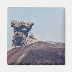 Imã Fumaça escapando do vulcão ativo Anak Krakatau