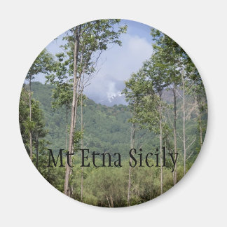 Imã Fumando Mt Etna Através das Árvores